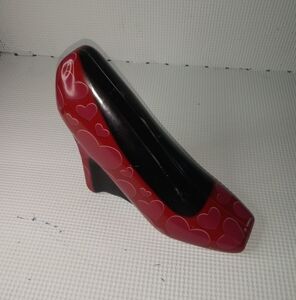 Red and black heel with hearts desktop ornament